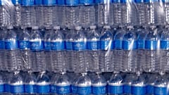 Şişelenmiş sularda plastik parçalar