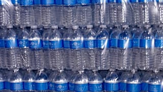 Şişelenmiş sularda plastik parçalar