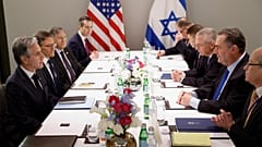 Im Bemühen, ein Übergreifen des Nahost-Konflikts auf die gesamte Region zu verhindern, hat US-Außenminister Antony Blinken Gespräche in Israel geführt.