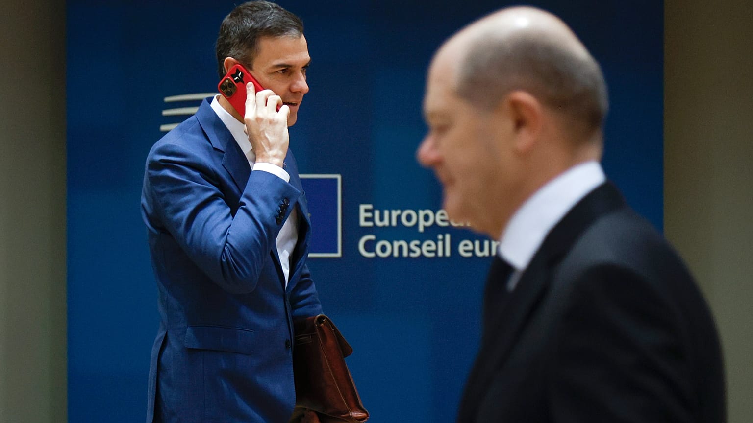 El canciller de Alemania, Olaf Scholz, y el primer ministro de España, Pedro Sánchez, llegan a una cumbre de la UE en Bruselas, el viernes 15 de diciembre de 2023.
