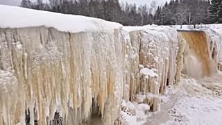Der größte Wasserfall in Estonien ist zu Eis gefrohren.