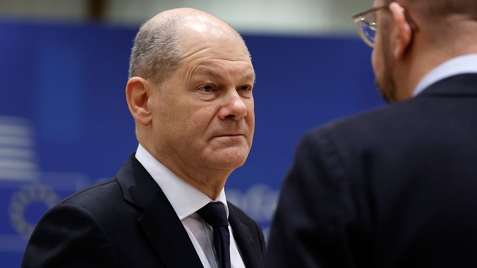 Olaf Scholz német kancellár az Európai Tanács elnökével, Charles Michellel beszél a brüsszeli EU-csúcson 2023. december 15-én