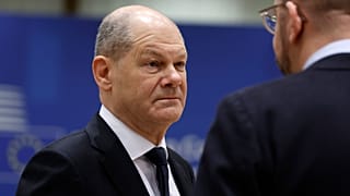 Olaf Scholz német kancellár az Európai Tanács elnökével, Charles Michellel beszél a brüsszeli EU-csúcson 2023. december 15-én