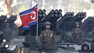 Archív fotó: észak-koreai katonák rakétavetős páncélozott járműveken állnak Phenjanban