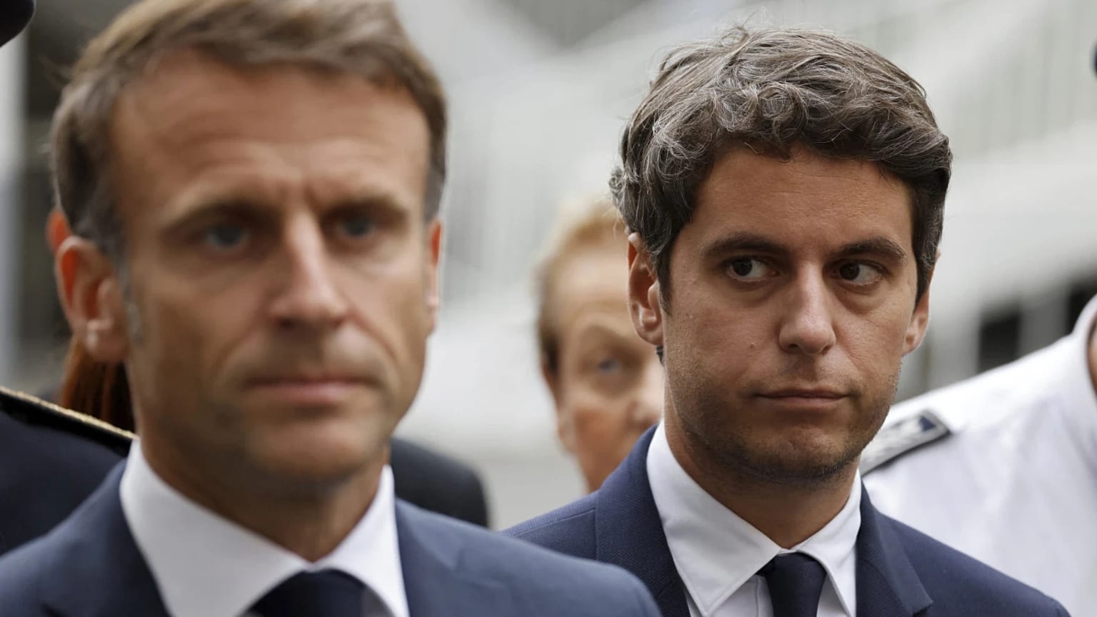 El presidente francés, Emmanuel Macron, junto al nuevo primer ministro, Gabriel Attal