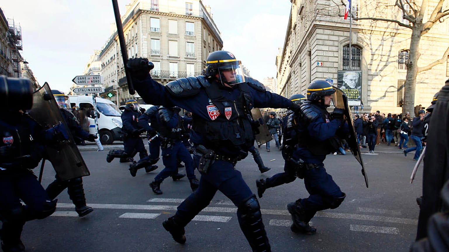 Genç bir siyahın polis copuyla tecavüze uğradığı iddiasının ardından polis şiddeti mağdurlarına destek vermek üzere Paris'te gösteri yapıldı, 18 Şubat 2017