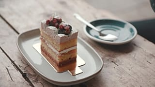 Tranches de "gâteau inoubliable" sur un plateau