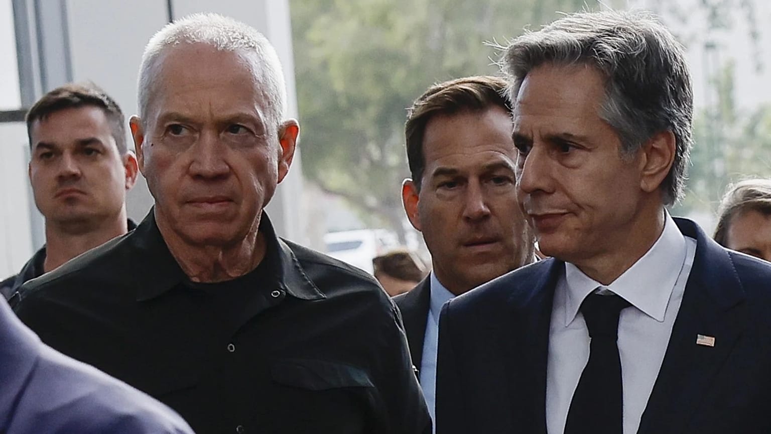 El secretario de Estado estadounidense Antony Blinken, a la derecha en la imagen, junto al ministro de Defensa de Israel, Yoav Gallant.