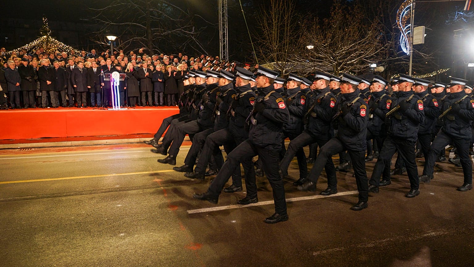 Sırp polis güçlerinin düzenlediği “geçit töreni'