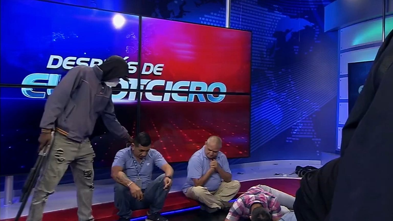 Captura de vídeo del asalto a 'TC Televisión' en plena emisión de su programa informativo el martes 9 de enero de 2024.