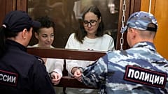 La directora de teatro Zhenya Berkovich y la dramaturga Svetlana Petriychuk se encuentran en una jaula de vidrio en un tribunal de Moscú, Rusia, el 6 de septiembre de 2023.