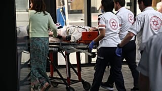 نقل شخص أصيب في هجوم إلى مستشفى في تل أبيب، إسرائيل، الجمعة 7 أبريل 2023