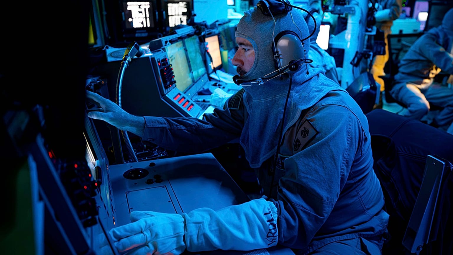 En esta imagen facilitada por la Armada de EE.UU., el Jefe de Control de Incendios (Aegis) Kenneth Krull, asignado al USS Carney (DDG 64).
