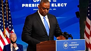 Lloyd Austin amerikai védelmi miniszter, a háttérben Joe Biden elnökkel, 2020 december