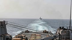 Sur cette image fournie par la marine américaine, le navire de débarquement USS Carter Hall et le navire d'assaut USS Bataan traversent le détroit de Bab al-Mandeb.
