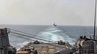 Sur cette image fournie par la marine américaine, le navire de débarquement USS Carter Hall et le navire d'assaut USS Bataan traversent le détroit de Bab al-Mandeb.