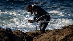 Εθελοντές και εργαζόμενοι της περιοχής προσπαθούν να καθαρίσουην τις ακτές