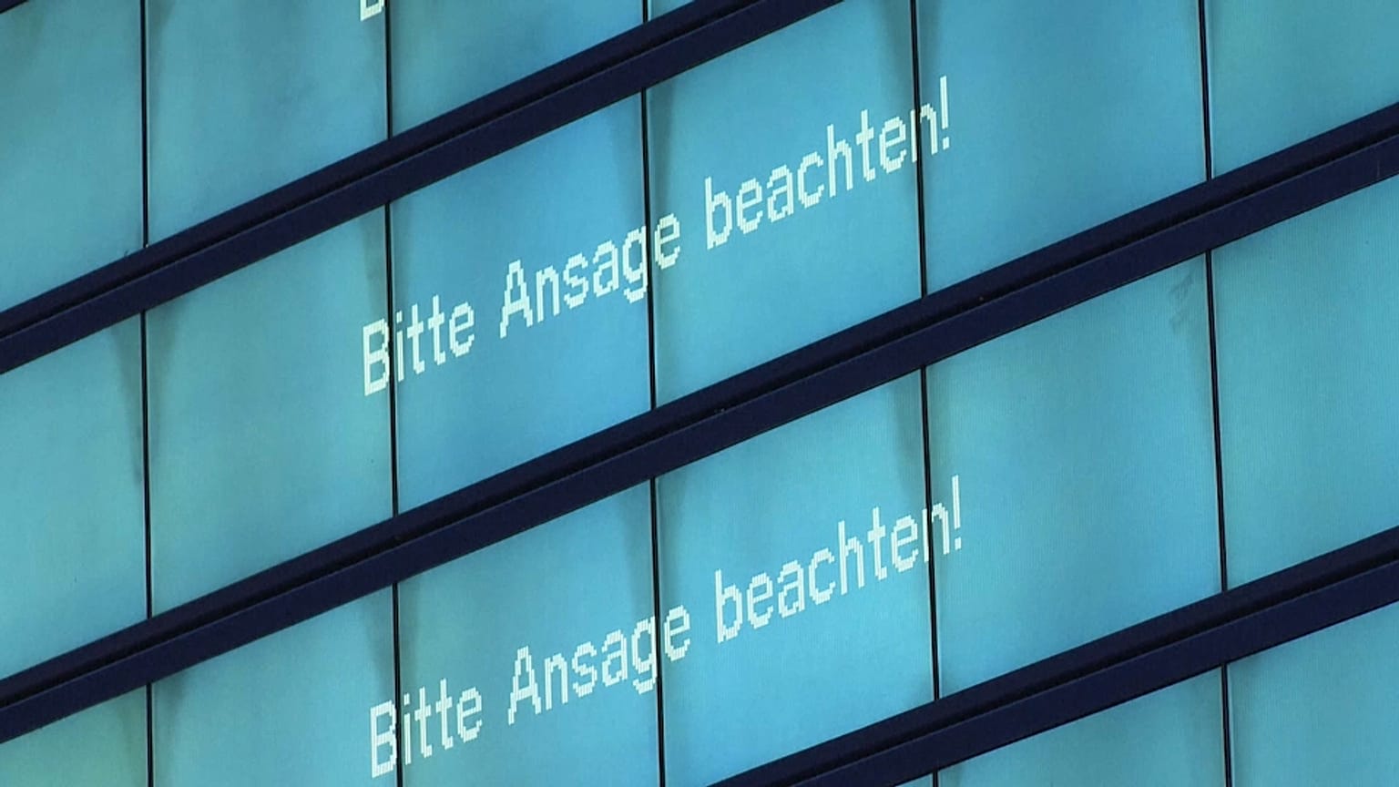 In Deutschland gibt es einen dreitägigen Lokführerstreik. Die GDL verlangt bessere Löhne und eine Reduzierung der Arbeitszeiten bei vollem Lohn für Schichtarbeitende. 