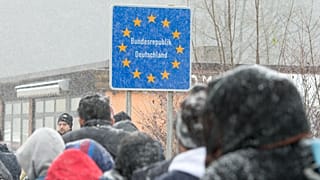 Almanya'nın Wegscheid kenti yakınlarındaki Almanya-Avusturya sınırında kar yağışı sırasında Almanya'ya doğru ilerleyen göçmenler