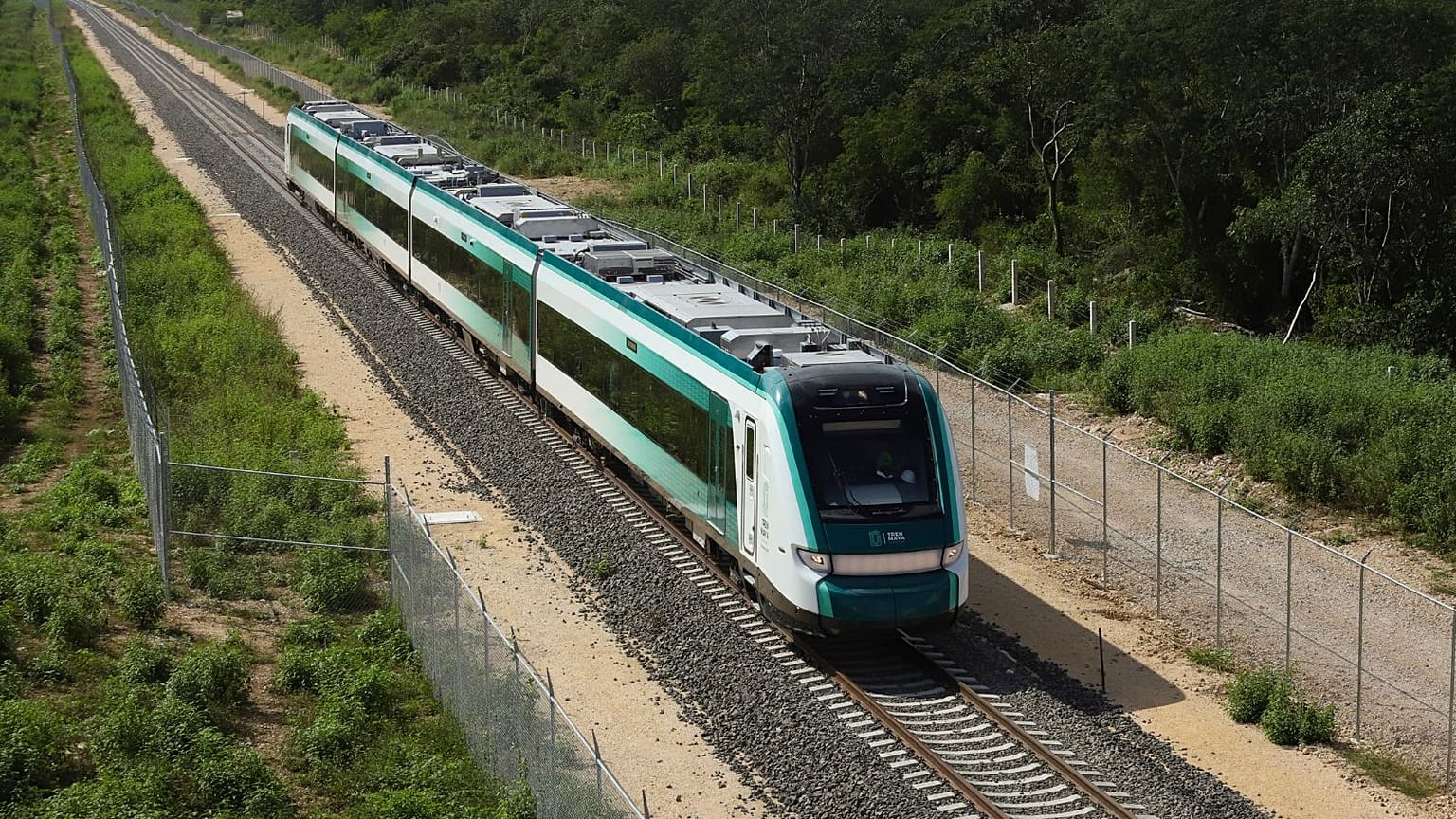 El tren inaugural con el presidente Andrés Manuel López Obrador a bordo pasa cerca de Chochola, estado de Quintana Roo, México, 15 de diciembre de 2023.