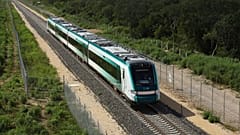 El tren inaugural con el presidente Andrés Manuel López Obrador a bordo pasa cerca de Chochola, estado de Quintana Roo, México, 15 de diciembre de 2023.