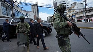 La seguridad rodea el auto del presidente de Ecuador, Daniel Noboa, cuando sale de la estación de radio Canela donde dio una entrevista en Quito, el 10 de enero de 2024.