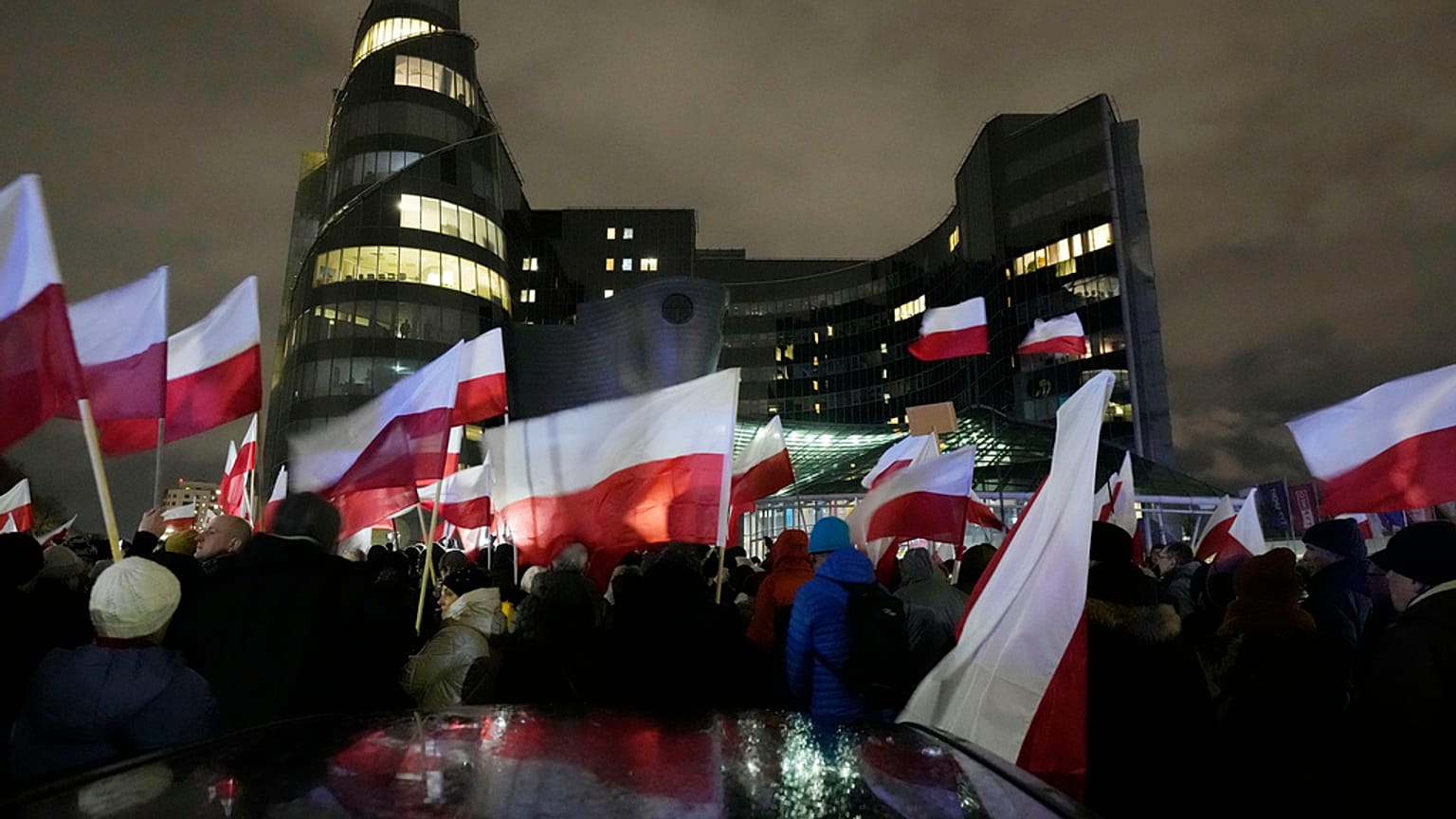 Proteste del Pis davanti alla sede dell'emittente Tvp