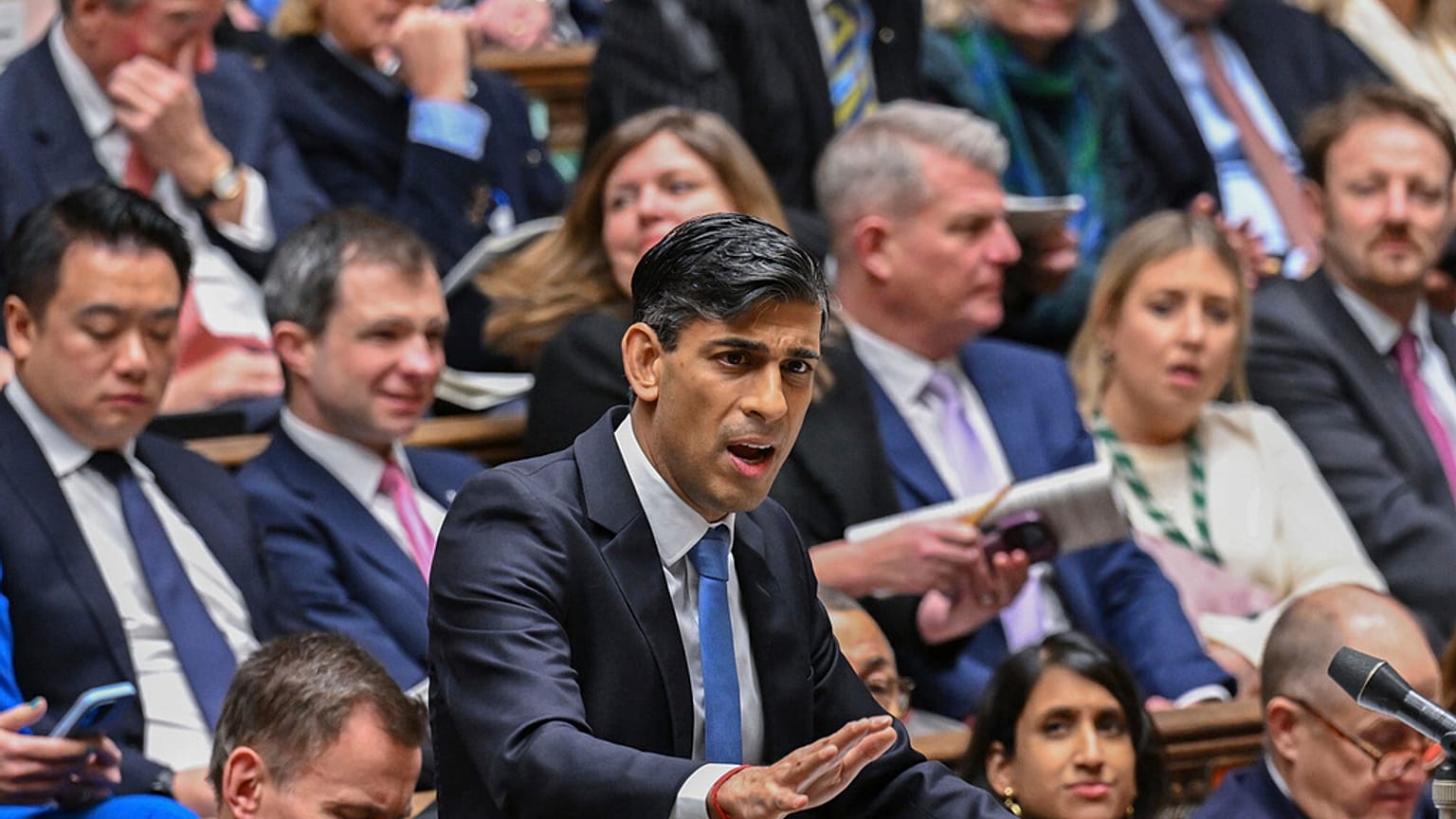 Rishi Sunak miniszterelnök a brit alsóházban
