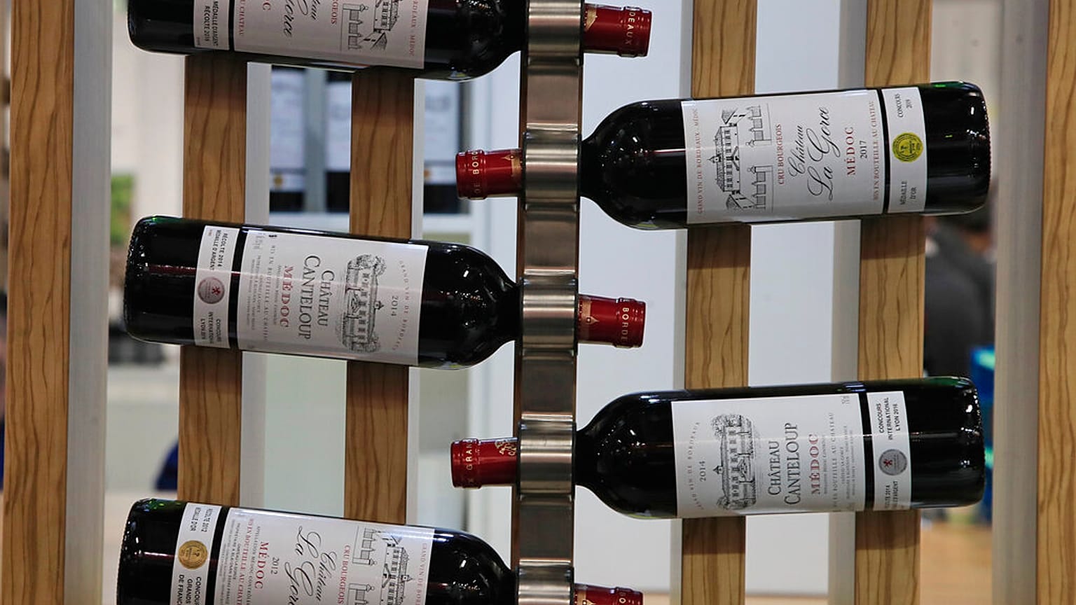 Vins du Médoc de la célèbre région de Bordeau. Les brasseurs affirment que les exemptions à la réutilisation obligatoire des bouteilles et au système de consigne donneraient aux vignobles un avantage commercial déloyal. 