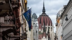 Az Európai Unió zászlaja egy budapesti belvárosi épületen, a háttérben a Parlamenttel 2023. november 20-án