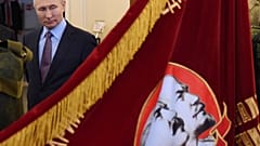 الرئيس الروسي ينظر إلى لافتة من الحقبة السوفيتية تصور مؤسس الاتحاد السوفيتي فلاديمير لينين والرئيس جوزيف ستالين في إيفانوفو. 2020/03/06
