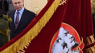 الرئيس الروسي ينظر إلى لافتة من الحقبة السوفيتية تصور مؤسس الاتحاد السوفيتي فلاديمير لينين والرئيس جوزيف ستالين في إيفانوفو. 2020/03/06