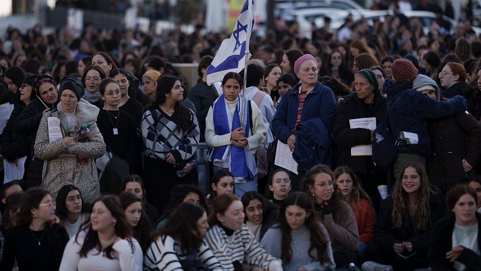 أشخاص يحضرون صلاة عامة جماعية تدعو للرهائن المحتجزين في قطاع غزة