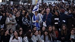 أشخاص يحضرون صلاة عامة جماعية تدعو للرهائن المحتجزين في قطاع غزة
