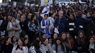 أشخاص يحضرون صلاة عامة جماعية تدعو للرهائن المحتجزين في قطاع غزة