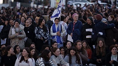 أشخاص يحضرون صلاة عامة جماعية تدعو للرهائن المحتجزين في قطاع غزة