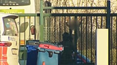 Imagen del autobús en el que viajaban varias personas sospechosas de estar relacionadas con un futuro atentado, detenido en una zona de la localidad belga de Wetteren.