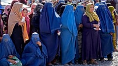 Afgan kadınlar Afganistan'ın başkenti Kabil'de Suudi bir insani yardım grubu tarafından dağıtılan gıda kumanyalarını almak için bekliyor. 25 Nisan 2022