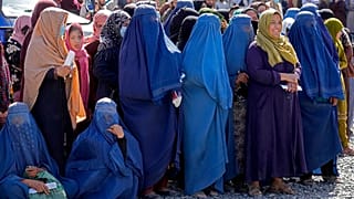 Afgan kadınlar Afganistan'ın başkenti Kabil'de Suudi bir insani yardım grubu tarafından dağıtılan gıda kumanyalarını almak için bekliyor. 25 Nisan 2022