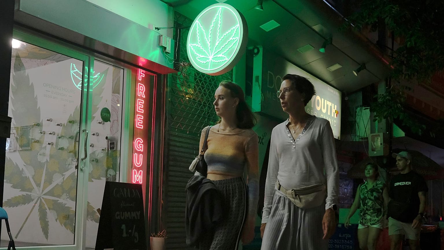 Turistas pasan junto a una tienda de cannabis recién legalizada, el 10 de agosto de 2022, en Bangkok, Tailandia. 