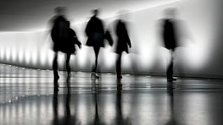 صورة لظلال أشخاص يمرون في نفق تحت الأرض يربط أبنية البرلمان الألماني في برلين ببعضها البعض