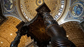 Der Bronze-Baldachin von Bernini im Petersdom in Rom im Vatikan