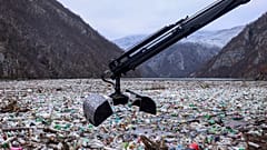 Мусор в долине реки Дрина недалеко от Вишеграда, Босния, 10 января 2024 года.