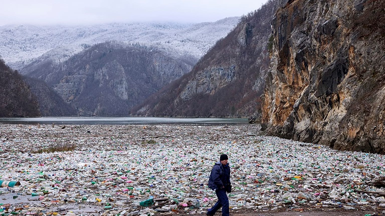 Un operador de grúa camina junto al cimiento de desechos en el río Drina cerca de Visegrad, Bosnia, el 10 de enero de 2024.
