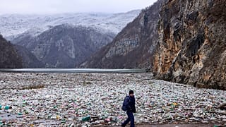 Un operador de grúa camina junto al cimiento de desechos en el río Drina cerca de Visegrad, Bosnia, el 10 de enero de 2024.