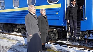 Rishi Sunak brit miniszterelnök (a lépcsőn) vonattal utazott Kijevbe