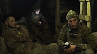 В перерывах между боями украинские артиллеристы укрываются под мёрзлой землёй от российских дронов.