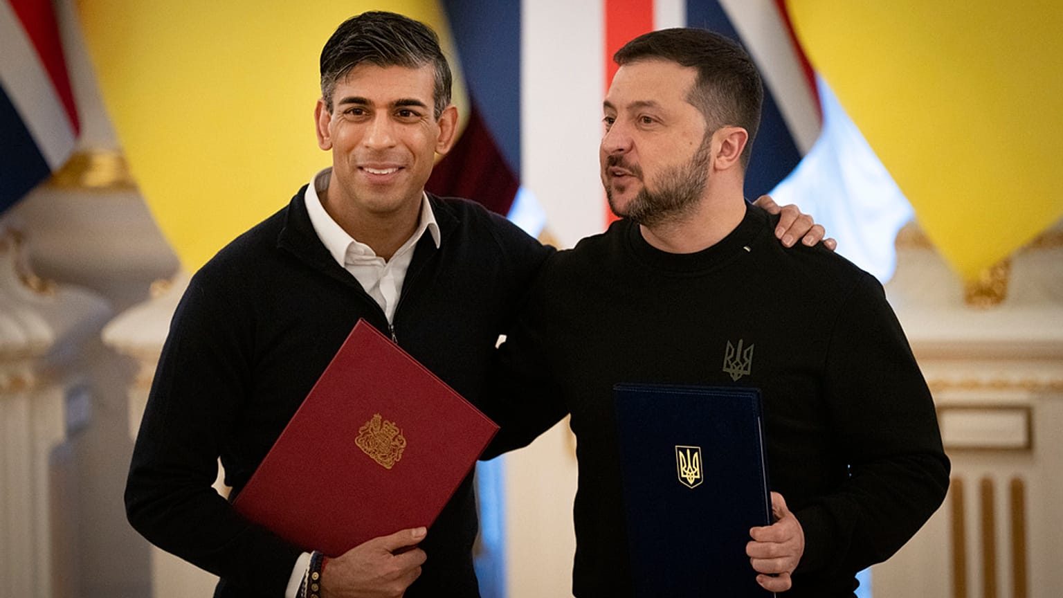 İngiltere Başbakanı Sunak (solda), Kiev'de Ukrayna Devlet Başkanı Volodymyr Zelenskiy ile güvenlik anlaşması imzaladı