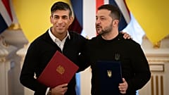 İngiltere Başbakanı Sunak (solda), Kiev'de Ukrayna Devlet Başkanı Volodymyr Zelenskiy ile güvenlik anlaşması imzaladı