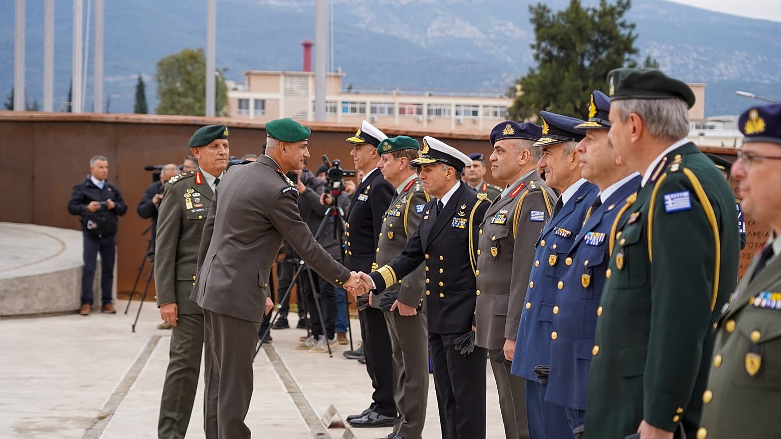 Η επίσημη υποδοχή του Αρχηγού ΓΕΕΘΑ Στρατηγού Δημήτριου Χούπη, από τον απερχόμενο Αρχηγό ΓΕΕΘΑ Στρατηγό Κωνσταντίνο Φλώρο στο Στρατόπεδο «ΣΤΡΑΤΑΡΧΟΥ ΑΛΕΞΑΝΔΡΟΥ ΠΑΠΑΓΟΥ».